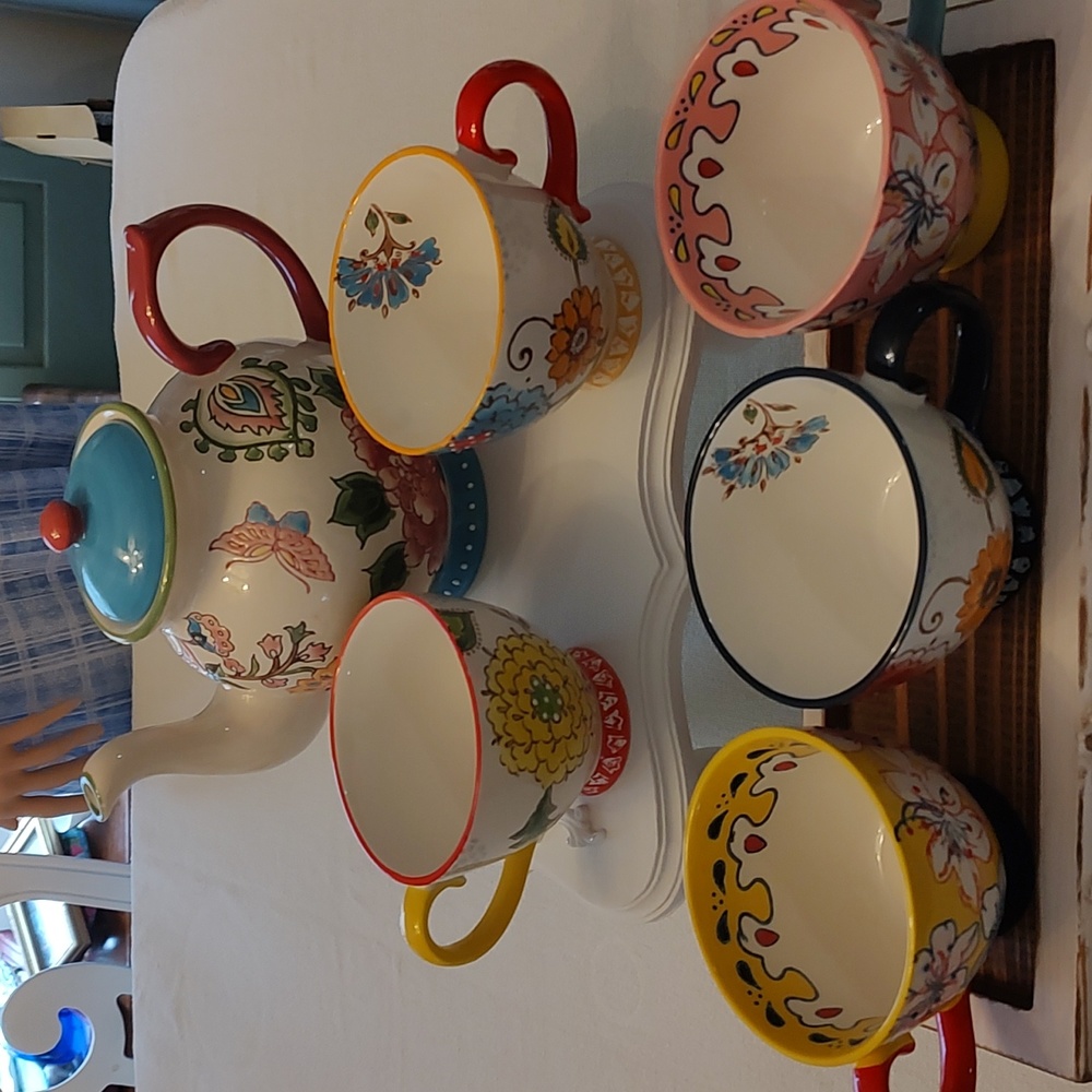 Teapot and 5 large cups